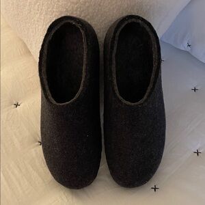 Woman’s Tova Clogs, Wool/Wool blend.
 size 39 us 81/2.
Charcoal Gray.